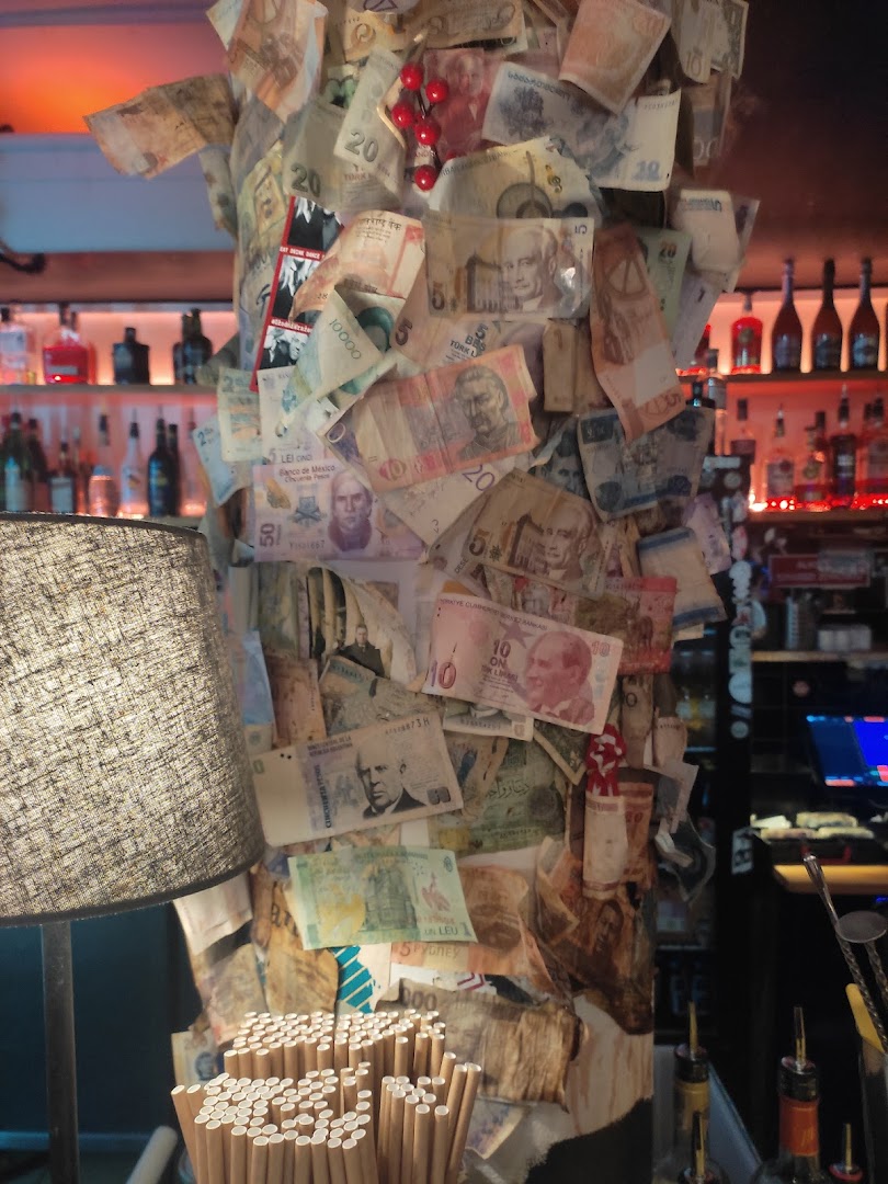 Słynna kolumna oklejona banknotami z całego świata przy barze Plan B
