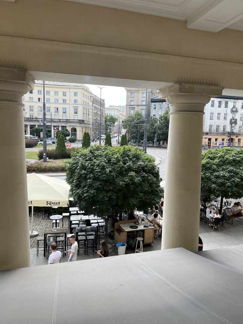 Widok spod kolumnady na Plac Zbawiciela latem